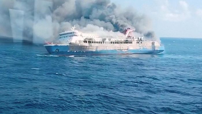 Khói bốc lên từ phà cháy ngoài khơi đảo Madura của Indonesia ngày 2/8. Ảnh: Reuters