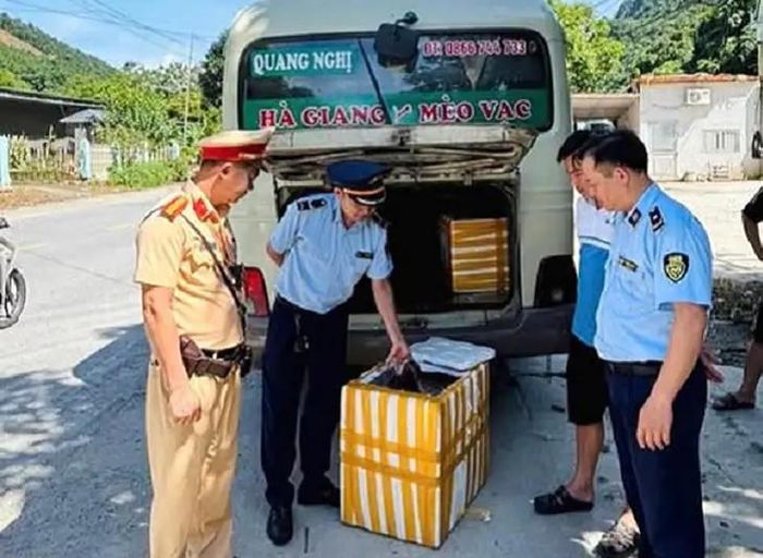 2 thùng xốp chứa sản phẩm động vật không rõ nguồn gốc được phát hiện trên xe khách. Ảnh: Công an tỉnh Tuyên Quang