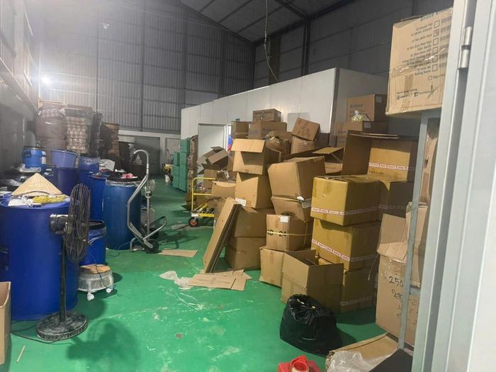 Nhóm đối tượng lập “công xưởng” sản xuất mỹ phẩm giả. Ảnh: Công an TP.HCM