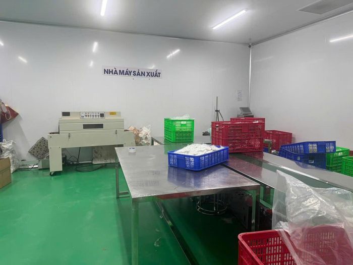 Các đối tượng lập "công xưởng" quy mô để sản xuất mỹ phẩm giả. Ảnh: Công an TP.HCM
