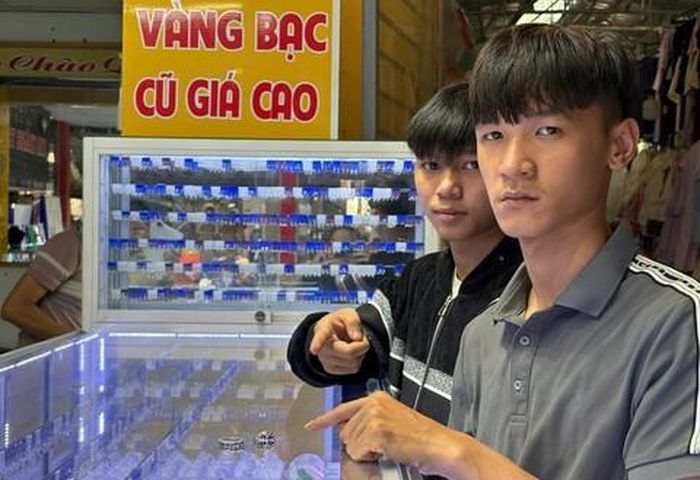 Nguyễn Văn Vỹ và Đặng Ngọc Lê Tình tại nơi tiêu thụ tài sản trộm cắp.