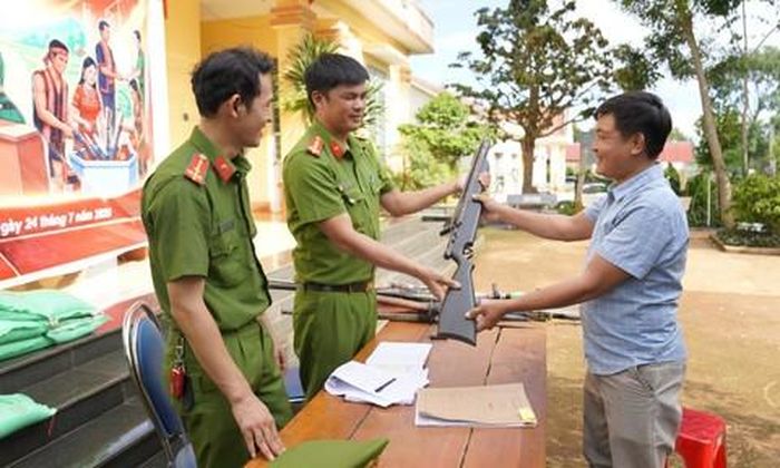 Người dân xã Ia Nan tự nguyên đến giao nộp súng tự chế.