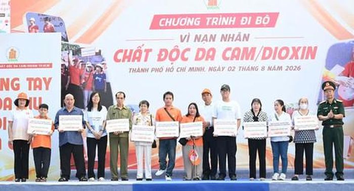 Đại biểu tặng 10 sổ tiết kiệm nạn nhân chất độc da cam