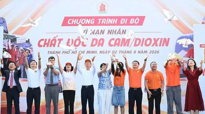 Đại biểu thực hiện nghi thức thả chim bồ câu tại chương trình