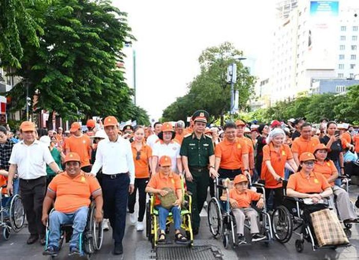 Đại biểu và các nạn nhân chất độc da cam đi bộ sau buổi lễ