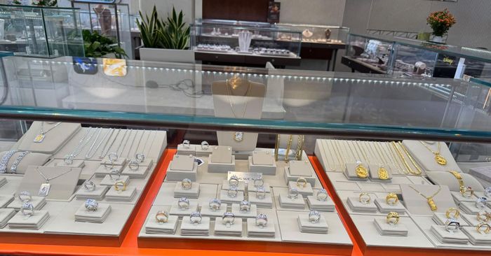 Theo PNJ, trong tổng số sản phẩm khách bán lại, có khoảng 30% là kim cương, còn lại là trang sức các loại và vàng miếng...