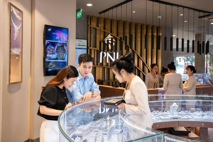 Phản ứng ngay lập tức sau thông tin buôn lậu 28.000 viên kim cương được công bố, trong đó có nguyên Giám đốc P-Lab bị khởi tố, cổ phiếu của PNJ liên tục giảm và đã mất hơn một nửa giá trị.