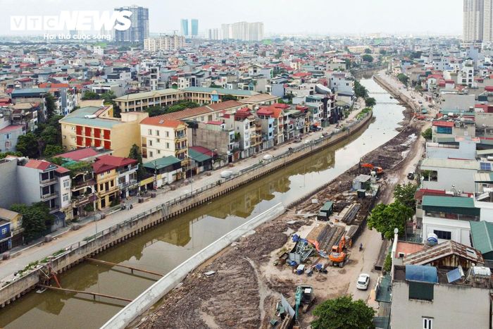 Được khởi công từ năm 2015 với tổng mức đầu tư hơn 4.722 tỷ đồng, Dự án cải thiện hệ thống tiêu nước phía Tây Hà Nội lấy Trạm bơm tiêu Yên Nghĩa và kênh La Khê làm hạng mục trọng tâm. Đến năm 2020, toàn bộ khu đầu mối Trạm bơm Yên Nghĩa gồm 7 gói thầu đã hoàn thành và đưa vào vận hành. Tuy nhiên, hạng mục kênh dẫn nước La Khê vẫn chưa thể hoàn thiện do nhiều vướng mắc kéo dài.