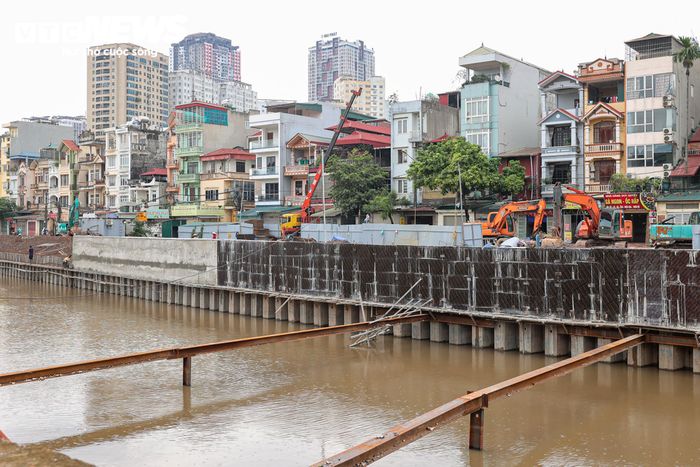 Nhiều mũi thi công được triển khai đồng loạt trên toàn tuyến, góp phần tăng tốc tiến độ và rút ngắn thời gian hoàn thành dự án.