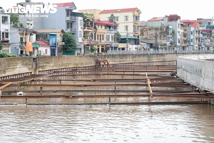 Theo ghi nhận của PV Báo Điện tử VTC News những ngày cuối tháng 7, trên công trường, nhiều mũi thi công đang được triển khai đồng loạt. Máy móc cùng hàng chục công nhân tất bật nạo vét lòng kênh, thi công kết cấu bê tông, lắp đặt hệ thống hạ tầng kỹ thuật và hoàn thiện các hạng mục dưới lòng kênh.