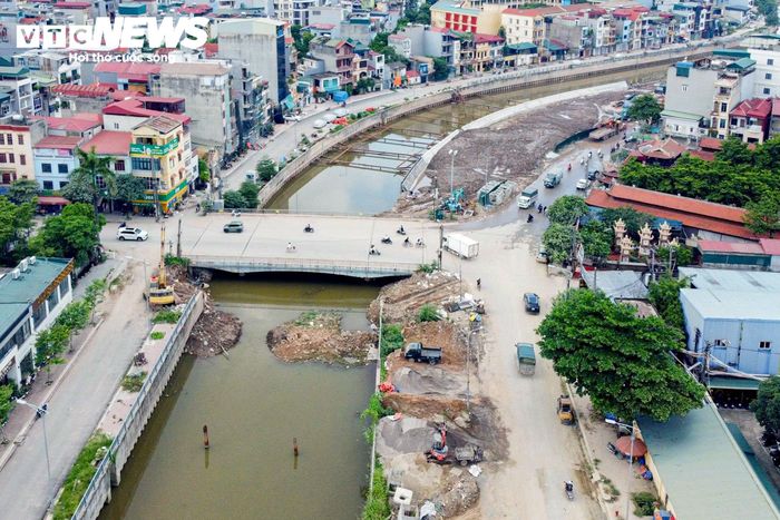 Để tháo gỡ điểm nghẽn, bảo đảm khả năng tiêu thoát nước trước mùa mưa bão năm 2026, Ban Quản lý dự án đầu tư xây dựng công trình hạ tầng kỹ thuật và nông nghiệp Hà Nội đã lựa chọn nhà thầu mới theo hình thức chỉ định thầu rút gọn, tập trung đẩy nhanh tiến độ thi công hạng mục cứng hóa kênh La Khê.
