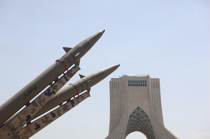 Một hệ thống tên lửa của Iran được trưng bày tại Quảng trường Azadi ở Tehran, Iran, ngày 30/7. (Ảnh: Reuters)