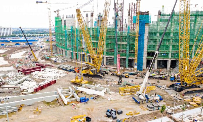 Dự án nằm trên trục đường tỉnh 379, kết nối trực tiếp với cầu Thanh Trì và đường Vành đai 3. Từ trung tâm Hà Nội, thời gian di chuyển đến công trình khoảng 30 phút. Vị trí này cũng thuận lợi để kết nối với các tuyến cao tốc Hà Nội - Hải Phòng và Hà Nội - Bắc Giang, phục vụ việc tổ chức các sự kiện đông khán giả.