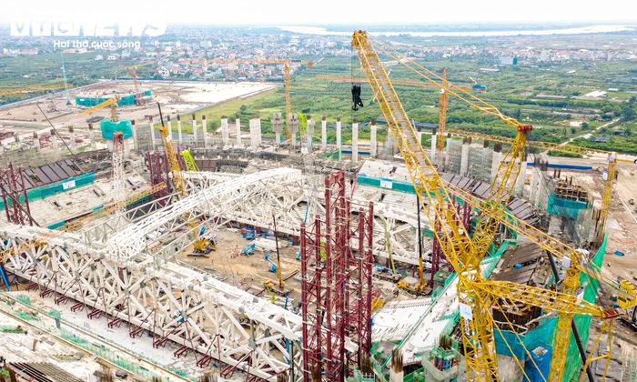 Theo thiết kế, mái công trình sử dụng cặp dầm vòm hộp dài khoảng 373 m, sâu 10,7 m và rộng 5 m, với tổng trọng lượng khoảng 8.600 tấn. Hai tấm màng xuyên sáng kích thước 78 x 125 m có thể đóng hoặc mở hoàn toàn trong thời gian từ 12 đến 20 phút.