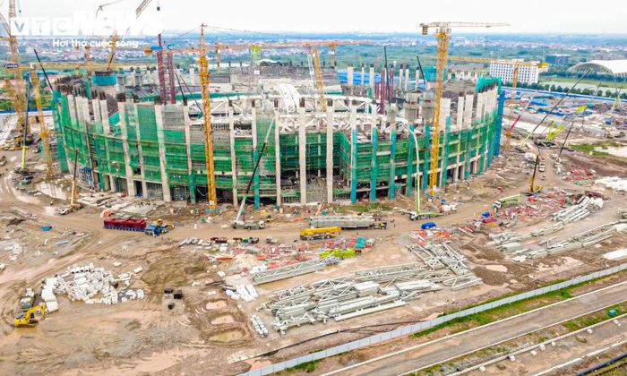 Sân vận động PVF do Bộ Công an làm chủ đầu tư, được xây dựng trong tổ hợp thể thao dịch vụ rộng khoảng 92 ha. Theo quy hoạch, công trình quy mô 60.000 chỗ ngồi, diện tích khoảng 55.000 m², nằm trong nhóm những sân vận động quy mô lớn nhất cả nước và được định hướng đáp ứng tiêu chuẩn FIFA để phục vụ các giải đấu quốc tế trong tương lai.