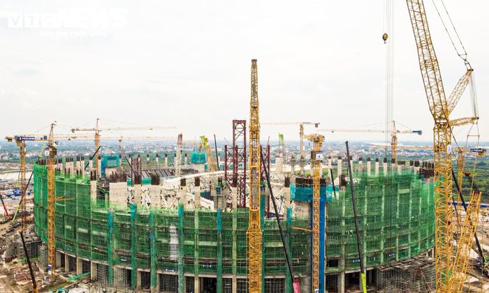 Khởi công ngày 19/10/2025, công trình hiện duy trì nhịp thi công liên tục xuyên ngày đêm. Hàng nghìn kỹ sư, công nhân cùng nhiều máy móc, thiết bị chuyên dụng được huy động làm việc theo nhiều ca nhằm bảo đảm tiến độ hoàn thành vào tháng 3/2027.