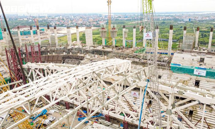 Khi hoàn thành, đây sẽ là sân vận động đầu tiên tại Việt Nam được trang bị hệ thống mái đóng mở tự động. Công trình cũng được thiết kế cửa kính end zone cao 36 m, rộng 55 m nhằm tận dụng ánh sáng tự nhiên và tạo không gian linh hoạt cho các hoạt động bên trong.