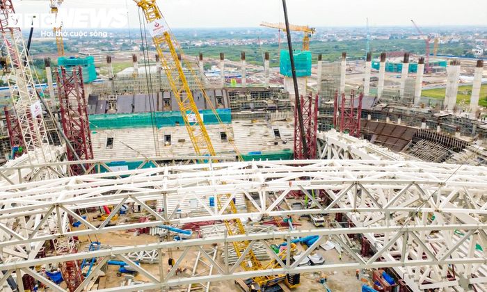 Bên cạnh đó, mặt sân sử dụng công nghệ cỏ hybrid mô đun tương tự sân Wembley của Anh và sân vận động Quốc gia Singapore. Loại cỏ này độ bền cao, khả năng thoát nước nhanh, đồng thời đáp ứng yêu cầu khai thác và bảo dưỡng với cường độ lớn.