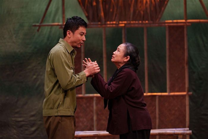 Diễn viên Tiến Huy cũng nhận được nhiều lời khen.