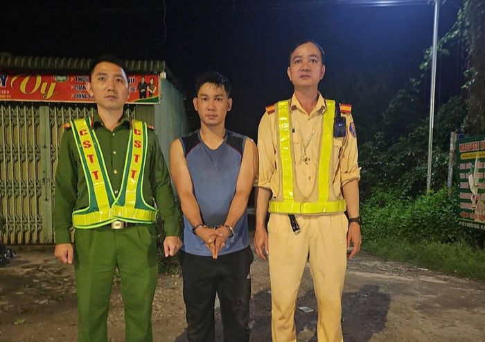 Phạm Khắc V. sau khi bị lực lượng công an khống chế, bắt giữ. (Ảnh: CSGT Quảng Trị)