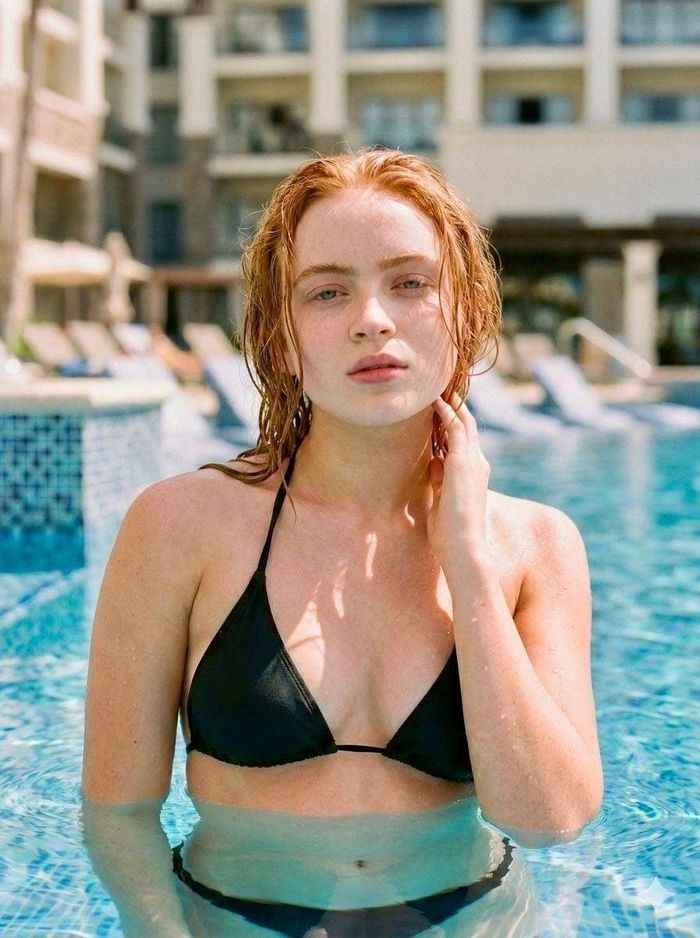 Ngoài công việc diễn xuất, Sadie Sink còn là gương mặt được nhiều thương hiệu thời trang săn đón. Hình ảnh thanh lịch, hiện đại cùng vẻ đẹp tự nhiên giúp cô thường xuyên xuất hiện trên các tạp chí thời trang và các sự kiện lớn của làng giải trí.