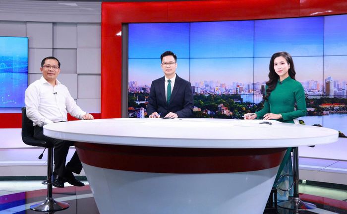 Tiến sĩ Đoàn Văn Tình, Phó Trưởng khoa Quản trị nhân lực, Học viện Hành chính và Quản trị công tham gia Chương trình “Hà Nội chuyển động” với chủ đề “Thôn, tổ dân phố sau sắp xếp: Một tháng vận hành và những chuyển động tích cực” do Cơ quan Báo và Phát thanh, Truyền hình Hà Nội thực hiện. Ảnh: Văn Tuyến