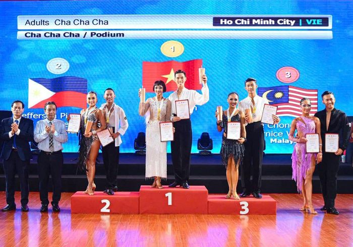 Vận động viên Việt Nam nhận Huy chương vàng tại Giải khiêu vũ thể thao châu Á năm 2026. Ảnh Ban Tổ chức