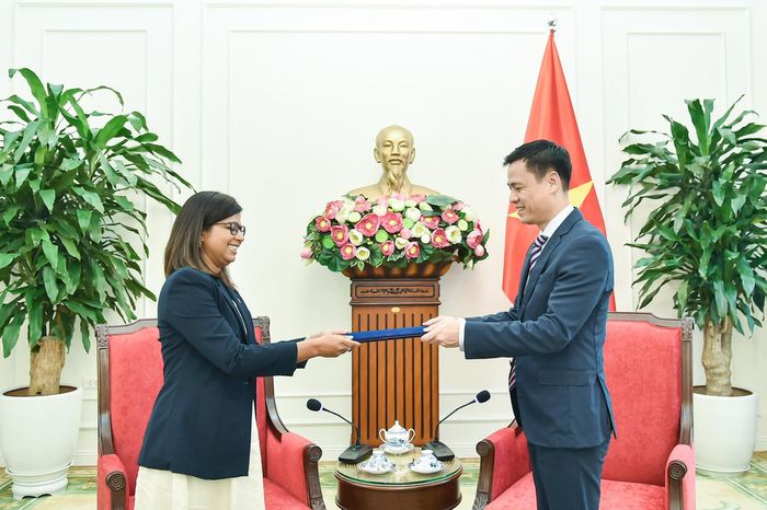 Bà Enika Basu trình Thư ủy nhiệm lên Thứ trưởng Bộ Ngoại giao Đặng Hoàng Giang vào cuối tháng 7 sau khi được bổ nhiệm làm Giám đốc quốc gia của IFAD tại Việt Nam. Ảnh: IFAD
