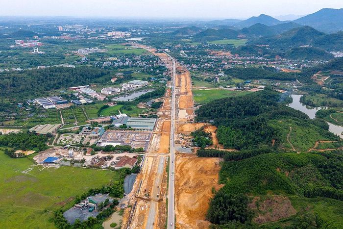 Tuyến đường được thiết kế theo tiêu chuẩn đường bộ cấp đặc biệt, quy mô mặt cắt ngang từ 120m đến 161m, gồm 4 cầu và 5 hầm chui.