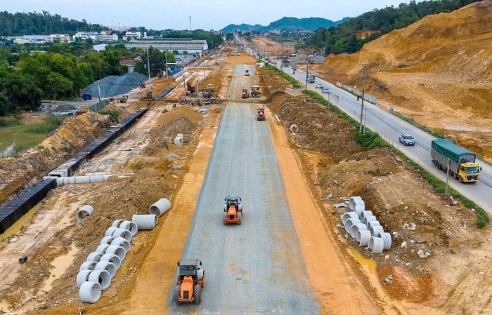 Sau khi được bàn giao mặt bằng, các nhà thầu dành tối đa nguồn lực để thi công tuyến đường.
