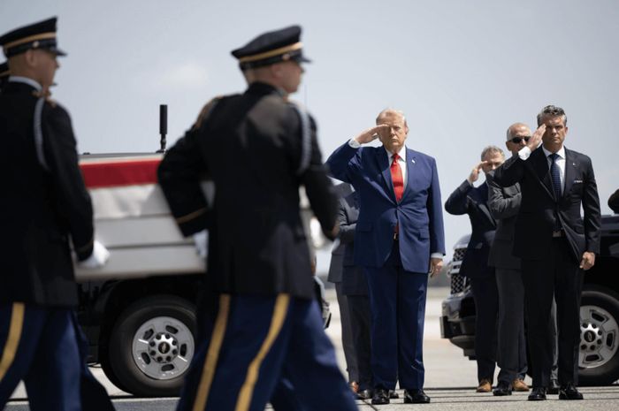 Tổng thống Mỹ Donald Trump tham dự lễ tiếp nhận thi hài các binh sĩ Mỹ thiệt mạng tại Trung Đông tại Căn cứ Không quân Dover, bang Delaware, ngày 22-7-2026.