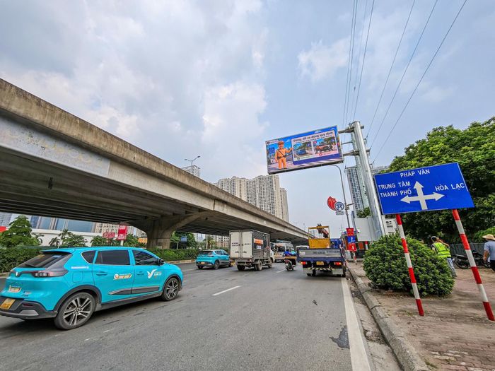 Hệ thống màn hình LED cỡ lớn được lắp đặt tại các nút giao thông trọng điểm của Hà Nội. Ảnh: Công an thành phố Hà Nội