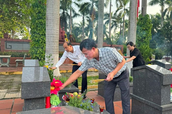 Phó Giám đốc Sở Nội vụ Hà Nội Nguyễn Tây Nam và Phó Chủ tịch UBND phường Tây Tựu Nguyễn Sỹ Thắng thắp hương tại các phần mộ liệt sĩ. Ảnh: Mai Hoa