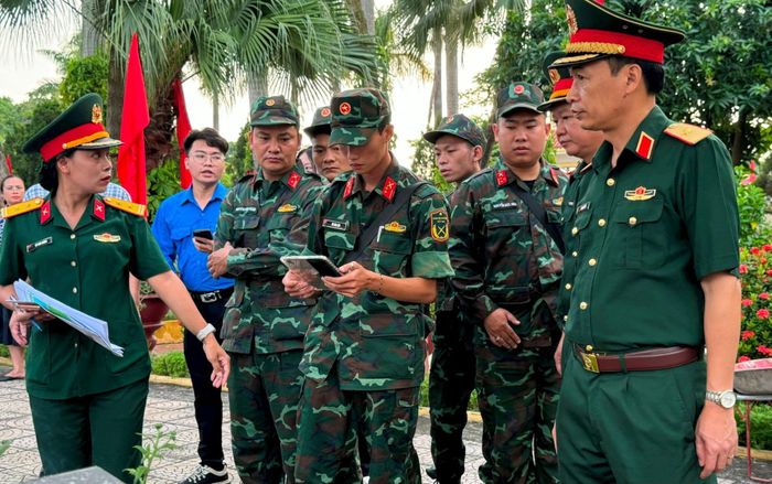 Thiếu tướng Lưu Nam Tiến, Chính ủy Bộ Tư lệnh Thủ đô trực tiếp tham gia chỉ đạo tại hiện trường. Ảnh: Mai Hoa