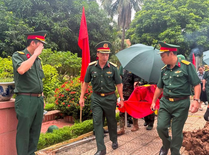 Trang trọng thực hiện nghi thức đưa hài cốt liệt sĩ về khu vực lấy mẫu sinh phẩm. Ảnh: Mai Hoa