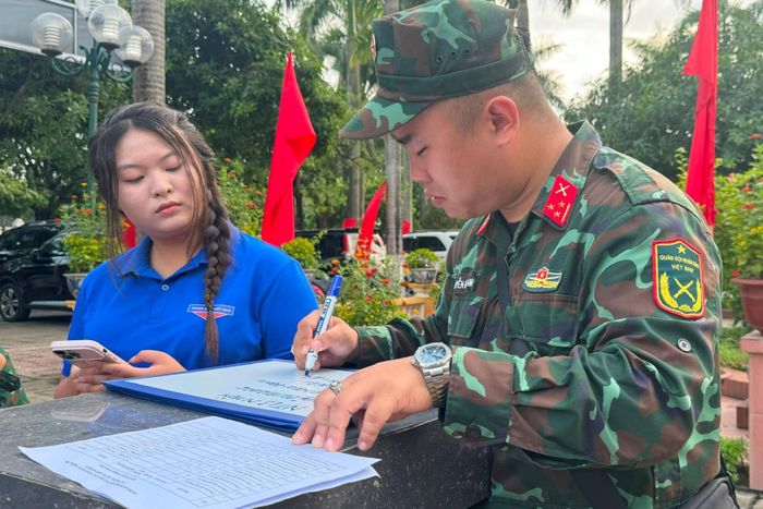 Thượng úy Nguyễn Đức Anh (Ban Công nghệ Thông tin, Bộ Tư lệnh Thủ đô Hà Nội - Tổ công tác số 1) phối hợp cùng các lực lượng cẩn trọng thực hiện từng bước trong quy trình số hóa dữ liệu ngay tại hiện trường. Ảnh: Mai Hoa