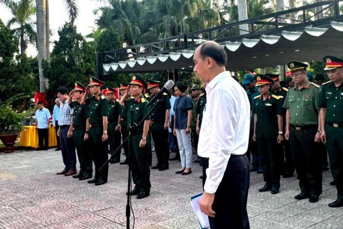 Thành kính thực hiện nghi thức dâng hương, tưởng niệm Anh hùng liệt sĩ tại Nghĩa trang liệt sĩ Nhổn (phường Tây Tựu, Hà Nội). Ảnh: Mai Hoa