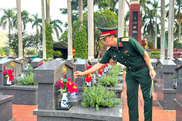 Thiếu tướng Lưu Nam Tiến, Chính ủy Bộ Tư lệnh Thủ đô Hà Nội thắp hương trên các phần mộ liệt sĩ. Ảnh: Mai Hoa