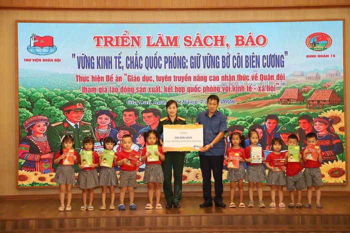 Nhà Xuất bản Giáo dục Việt Nam tặng sách cho học sinh ở địa bàn khó khăn.