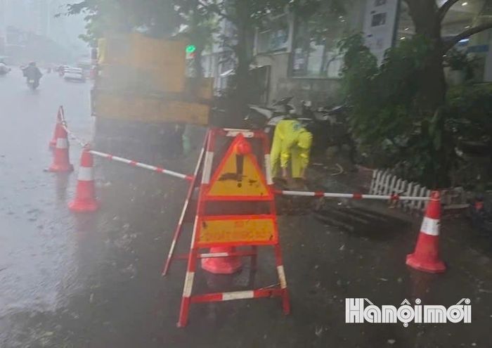 Xí nghiệp Thoát nước số 3 đã triển khai xe bơm cơ động. Ảnh: PV