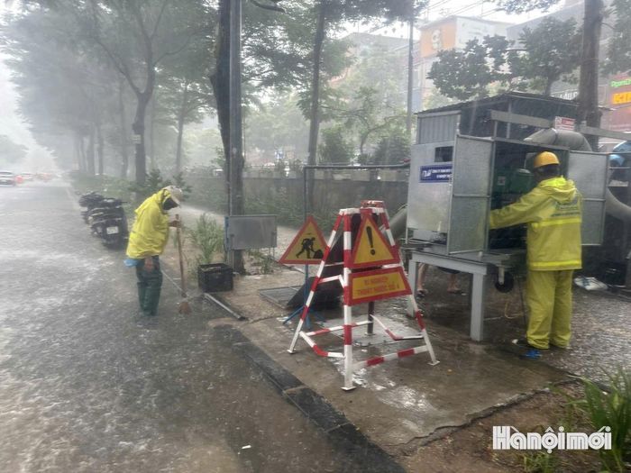 Xí nghiệp Thoát nước số 4 vận hành trạm bơm tại 165 Thái Hà khi trời mưa. Ảnh: PV