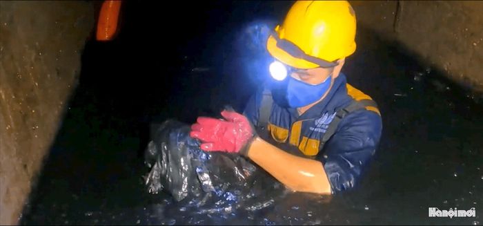 Công nhân cống ngầm nạo vét, duy tu hệ thống cống. Ảnh: Lại Tấn