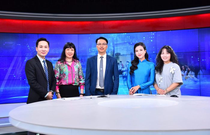 Các khách mời và ê kíp thực hiện Chương trình. Ảnh: Phan Anh