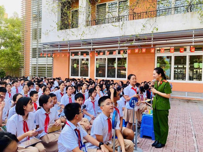 Công an phường Việt Hưng phối hợp Trường THCS chất lượng cao Chu Văn An tuyên truyền, phổ biến giáo dục pháp luật cho học sinh. Ảnh: Trường THCS chất lượng cao Chu Văn An