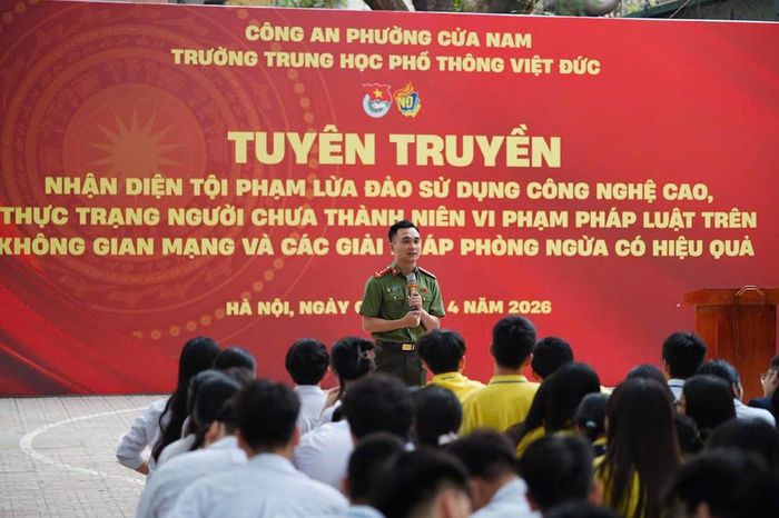 Công an phường Cửa Nam phối hợp Trường THPT Việt Đức tuyên truyền chuyên đề "Phòng chống tội phạm công nghệ cao trên không gian mạng". Ảnh: Trường THPT Việt Đức