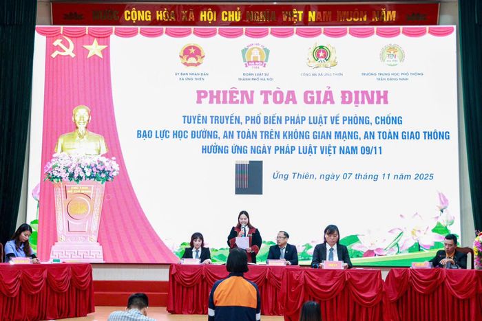 UBND xã Ứng Thiên phối hợp với Đoàn Luật sư thành phố Hà Nội, Công an xã và Trường THPT Trần Đăng Ninh tổ chức hội nghị tuyên truyền, phổ biến pháp luật thông qua phiên tòa giả định. Ảnh: Cao Hồng