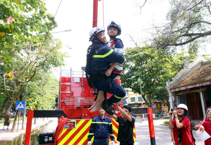 Các buổi học hữu ích giúp các học sinh nâng cao kiến thức pháp luật về phòng cháy, chữa cháy. Ảnh: Công an Hà Nội