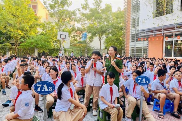 Công an phường Việt Hưng phối hợp Trường THCS chất lượng cao Chu Văn An tuyên truyền, phổ biến giáo dục pháp luật cho học sinh. Ảnh: Trường THCS Chất lượng cao Chu Văn An