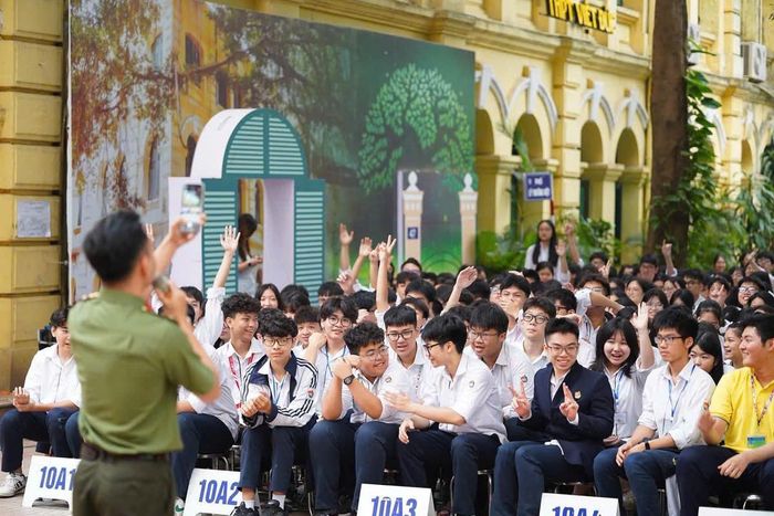 Công an phường Cửa Nam phối hợp Trường THPT Việt Đức tuyên truyền chuyên đề "Phòng chống tội phạm công nghệ cao trên không gian mạng". Ảnh: Trường THPT Việt Đức