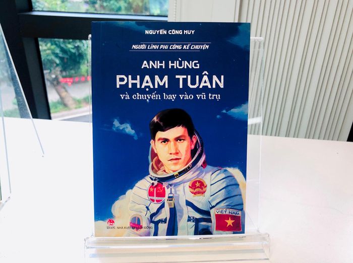 Cuốn sách “Anh hùng Phạm Tuân và chuyến bay vào vũ trụ” - Ảnh: V.H
